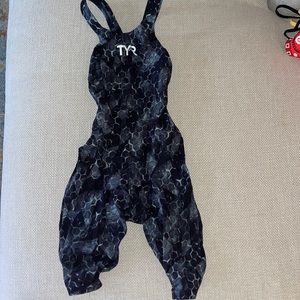TYR AVICTOR 2.0 OPEN BACK TECH SUIT SIZE 25